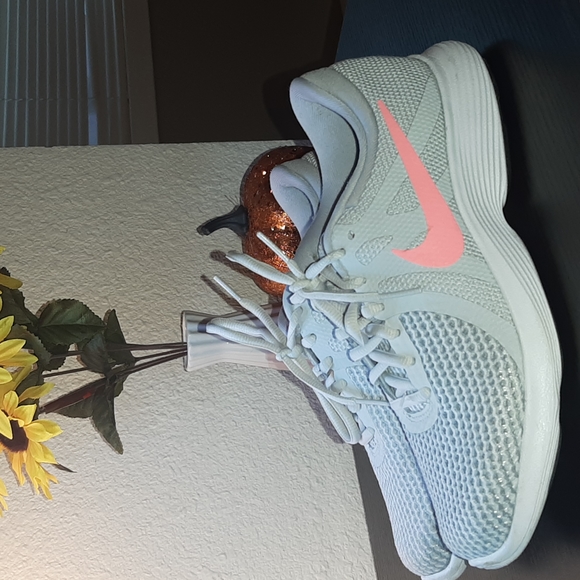 Nike shoes - Picture 2 of 3